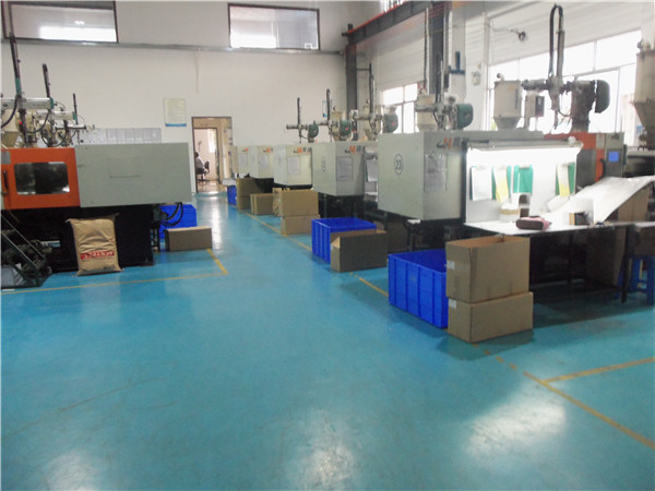 旭錦塑膠模具有限公司，注塑車(chē)間
